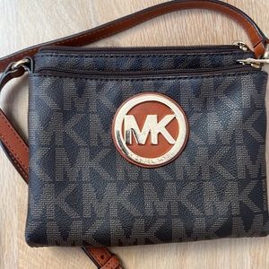 Michael Kors small flat purse/crossbody bag